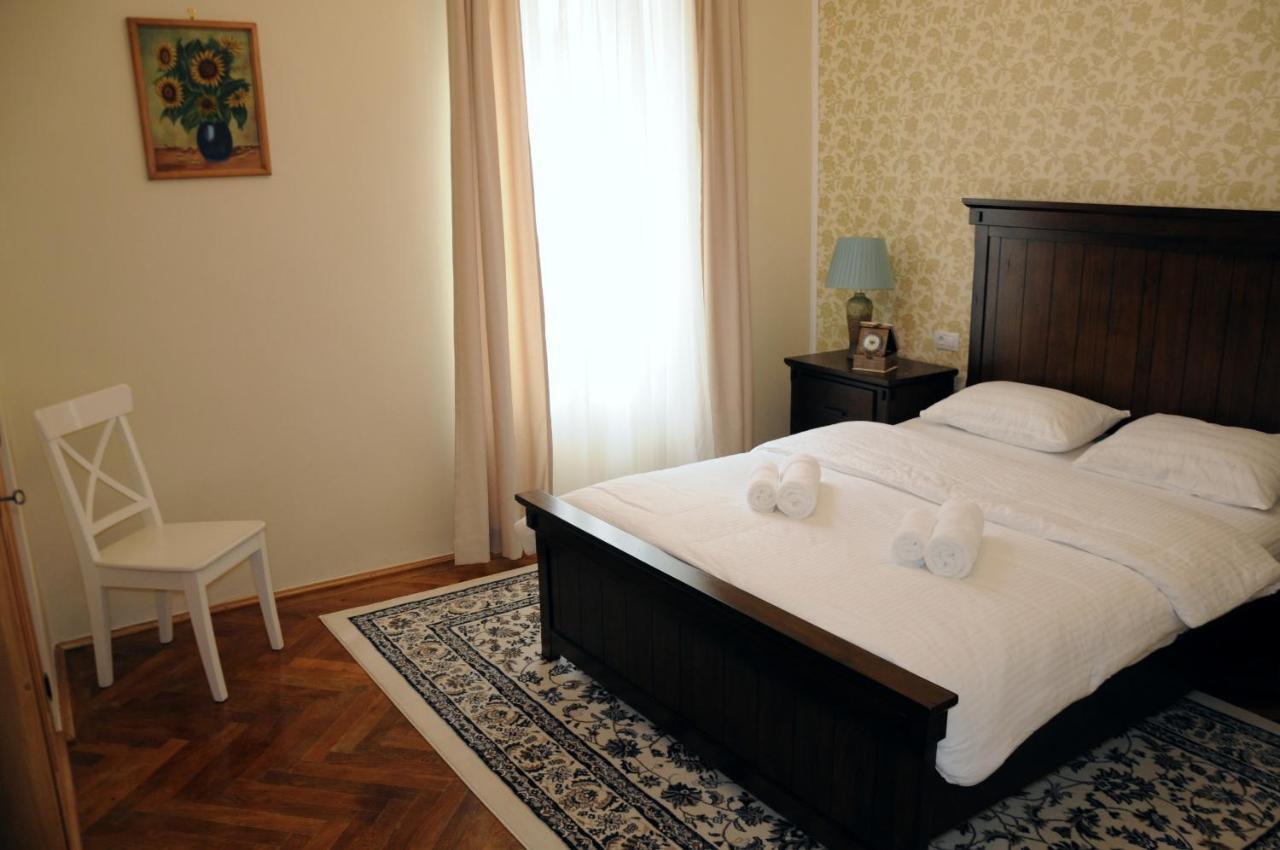 Black Gate - 2 Bedroom Apartment In The Heart Of Old Town With Free Private Secured Parking Brasov Ngoại thất bức ảnh